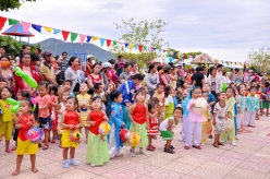 Hưng Thịnh “Vui hội trăng rằm” cùng trẻ em xã Cam Hải Đông, huyện Cam Lâm, tỉnh Khánh Hòa