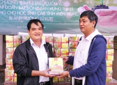 Hung Thinh Corp presents 3 million notebooks with a total cost of VND 9 billion to students in the flooded areas