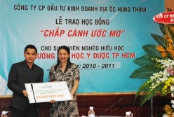 Hưng Thịnh  trao học bổng cho sinh viên nghèo hiếu học Đại Học Y Dược TPHCM – Có những ước mơ chắp cánh bay cao