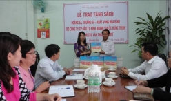 Hung Thinh Corp. trao tặng sách về Hoàng Sa, Trường Sa cho Chi cục Văn thư – Lưu trữ tỉnh Khánh Hòa và Sở Giáo dục - Đào tạo tỉnh Khánh Hòa