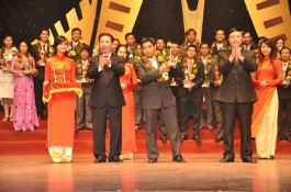 Hung Thinh Construction nhận cúp vàng doanh nghiệp và hội nhập  2010