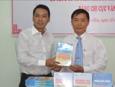 Công ty cổ phần Đầu tư Kinh doanh Địa ốc Hưng Thịnh tại Tp Hồ Chí Minh trao tặng sách cho Chi cục Văn thư – Lưu trữ tỉnh Khánh Hòa 