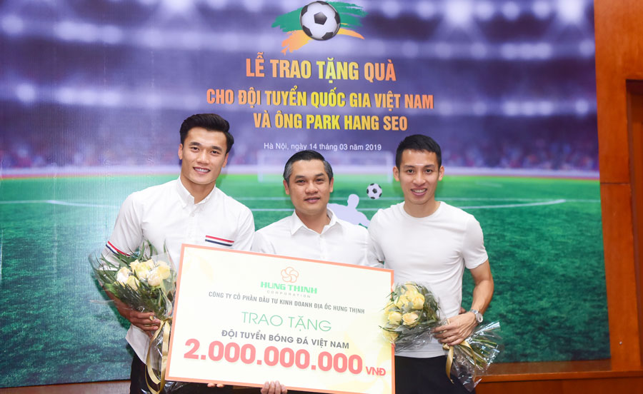 ベトナムチームはアジアU23予選前にHUNG THINH CORPからの25億ドンを受賞した
