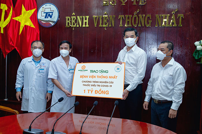 HUNG THINH GROUPは、THONGNHAT病院のCOVID-19治療の研究プログラムに10億VNDを後援する