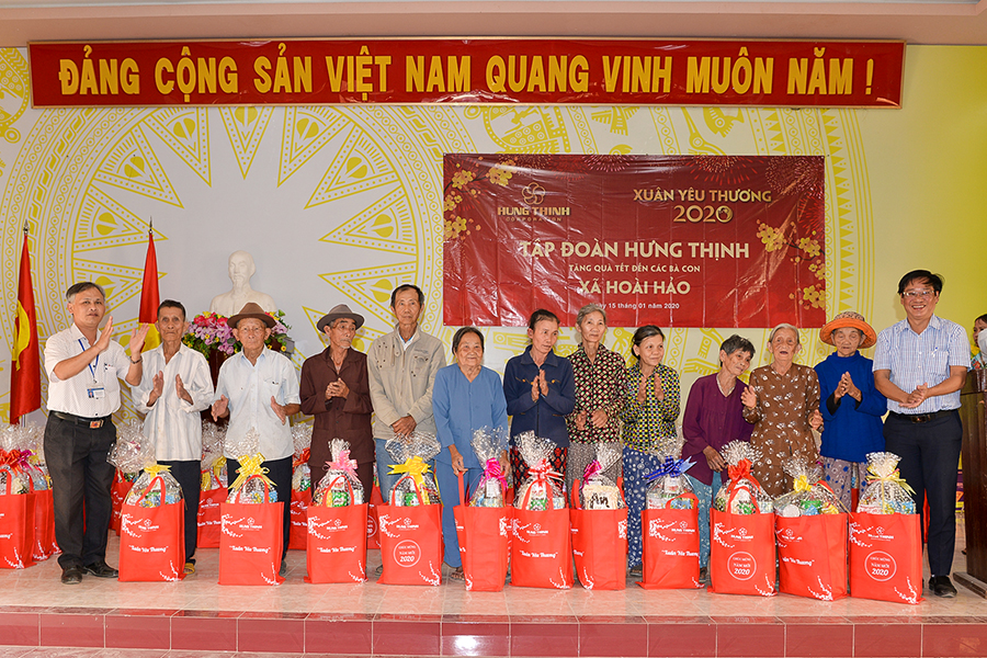 HUNG THINHグループはBINH DINH省とKHANH HOA省の住民たちに2500以上の2020愛情春のプレゼントを授与