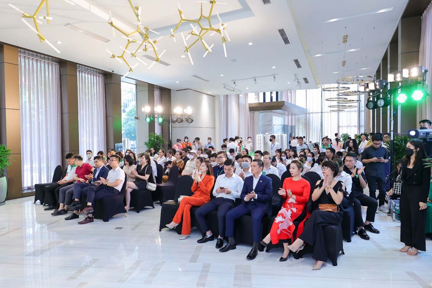 Hàng trăm khách hàng thích thú trải nghiệm thực tế căn hộ mẫu Hanoi Melody Residences