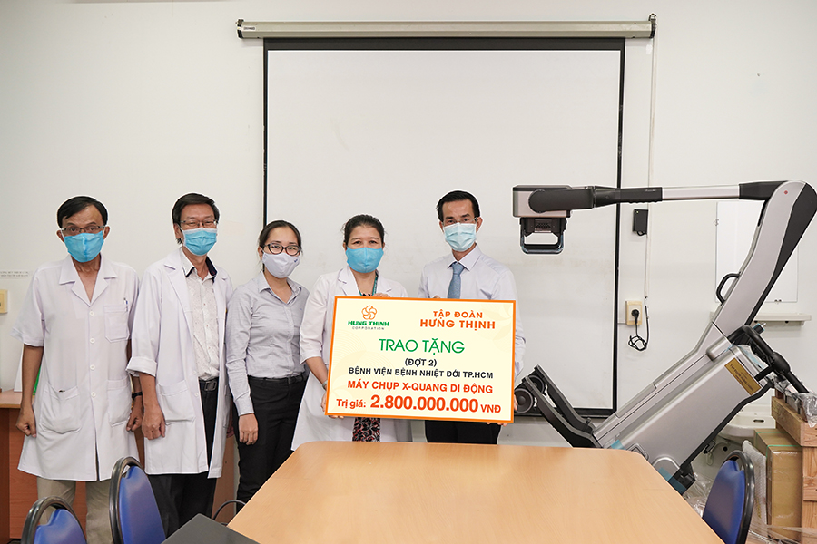HUNG THINHグループはHCM市の熱帯病院に28億ドン相当のX線検査装置を授与した