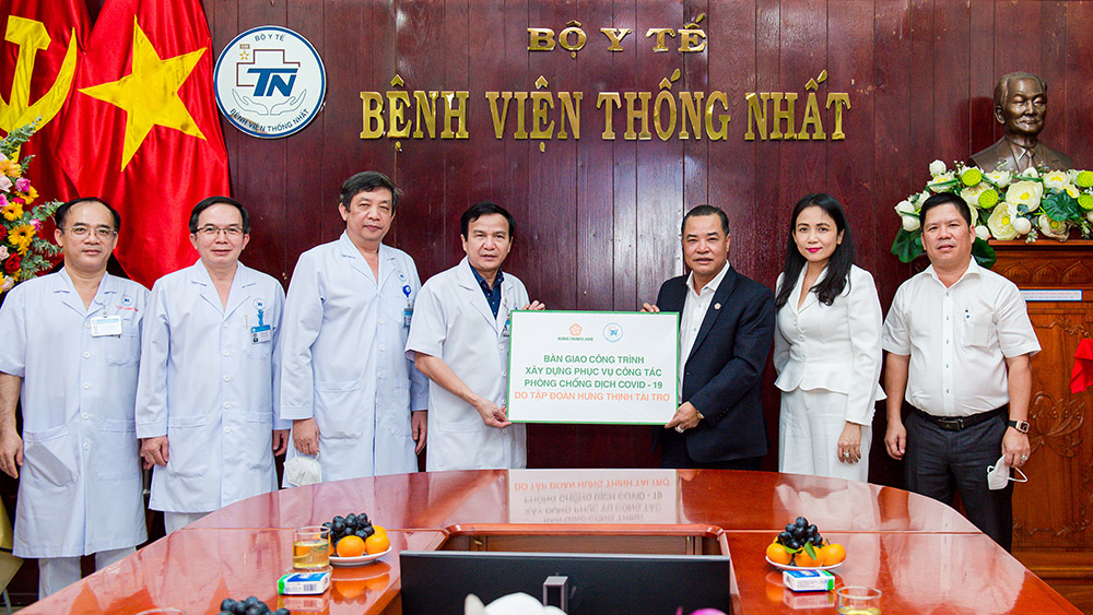 HUNG THINH 그룹은 THONG NHAT병원에 코로나19전염병 예방 및 통제를 위한 건설 공사를 인수인계한다