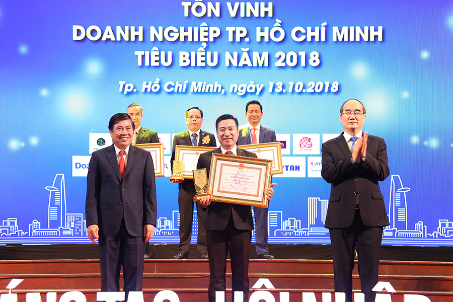 NGUYEN DINH TRUNG様及びHUNG THINHグループはHCM市の2018年の典型的なビジネスマン賞、典型的な企業賞を光栄に授賞
