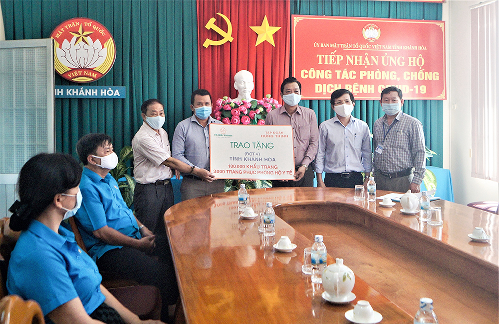 HUNG THINHグループはKHANH HOA省におけるCOVID-19予防に応援するため、医療装置を授与した