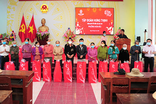 1,200以上の愛情春プレゼントがHUNG THINHグループによってBINH DINH省とKHANH HOA省の住民たちへ授与されました