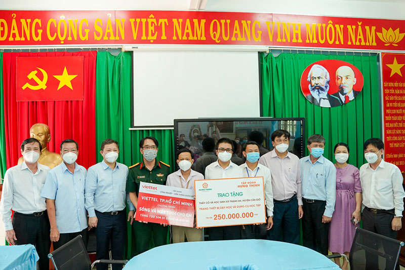 Tập đoàn Hưng Thịnh trao tặng trang thiết bị dạy học và dụng cụ học tập cho giáo viên, học sinh xã đảo Thạnh An
