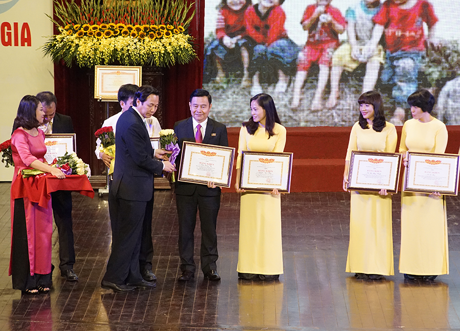 Hung Thinh Corp vinh dự đón nhận bằng khen của Thủ tướng Chính phủ vì nhiều chương trình ý nghĩa dành cho trẻ em