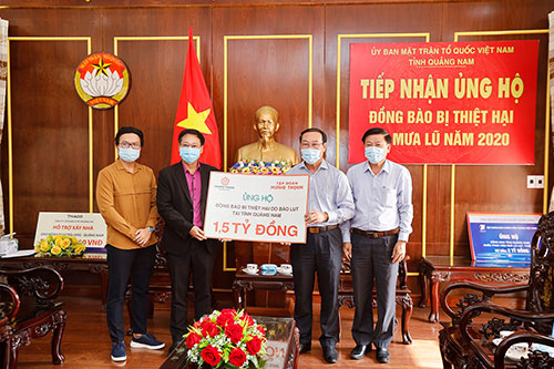 HUNG THINHグループはQUANG NAM省とQUANG NGAI省で第9号台風の影響を与えられた住民たちに30億ドン寄付