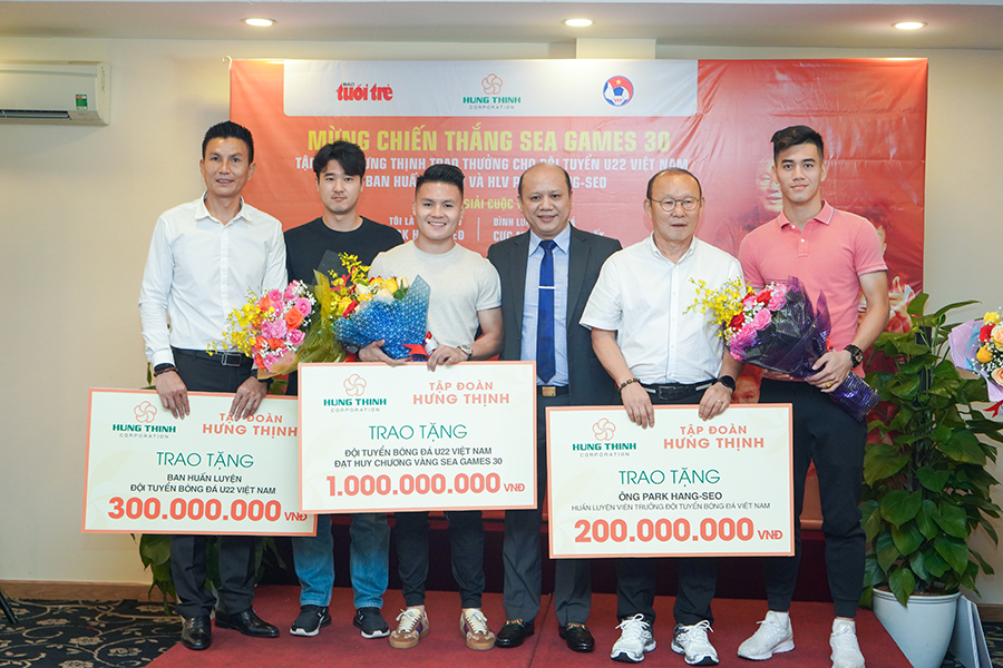 SEA GAMES 30での勝利の慶賀、HUNG THINHグループはU22ベトナム代表、訓練委員会とPARK HANG SEO監督に授賞した